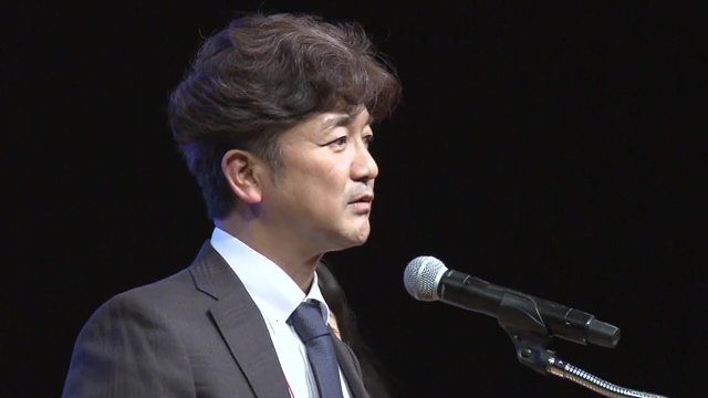 晴れ舞台のスピーチで妻への感謝を伝えた健さん