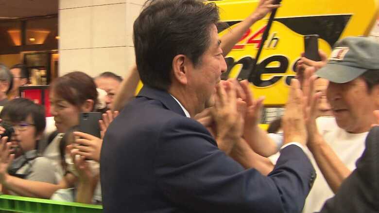 聴衆とハイタッチする安倍首相（2018年9月）