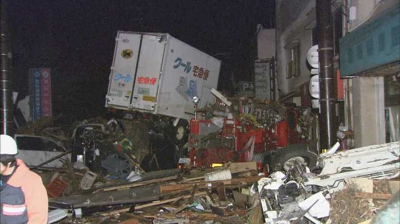2011年3月11日　宮城県気仙沼市の夜　消防車両もがれきに埋もれた　