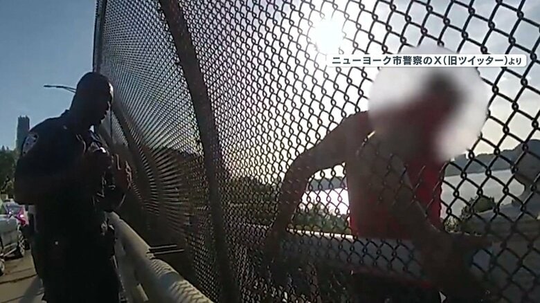 男性の背中越しに語りかけます