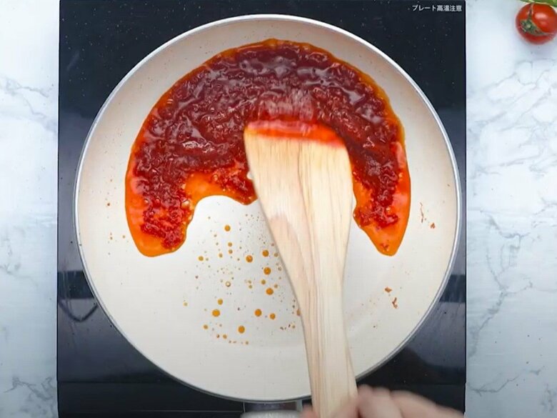 油と混ぜて2/3くらいの量になるまで焼く（画像提供：カゴメ）