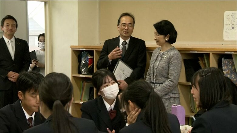 東京・清瀬市の清瀬第二中学校で授業を見学される紀子さま（2023年4月25日）