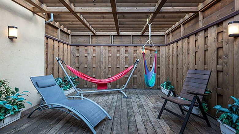 ウッドデッキも備えている