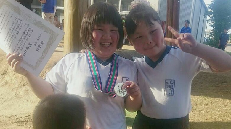 わんぱく相撲大会で優勝したななさん（左）と姉・さくらさん