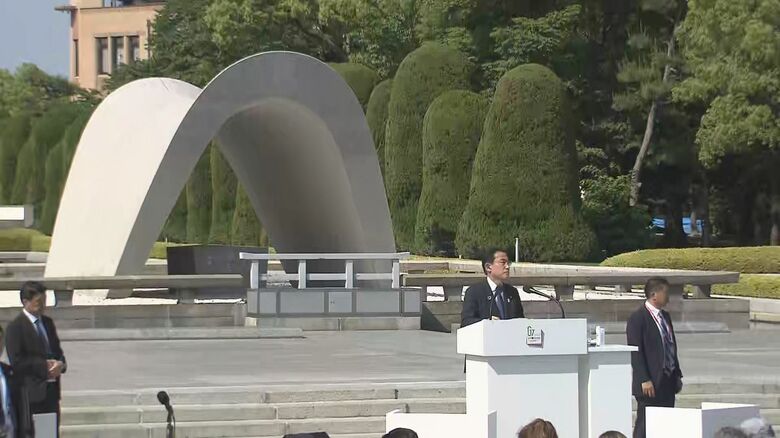 慰霊碑前で議長国会見を行う岸田首相