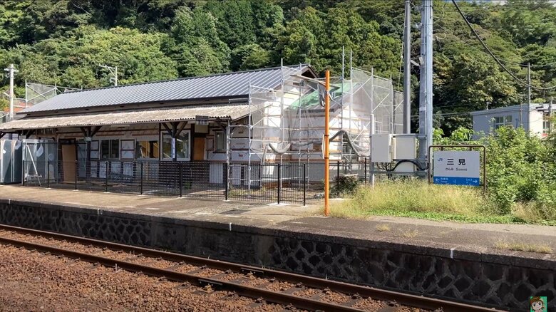 駅舎は線路のすぐそばにある