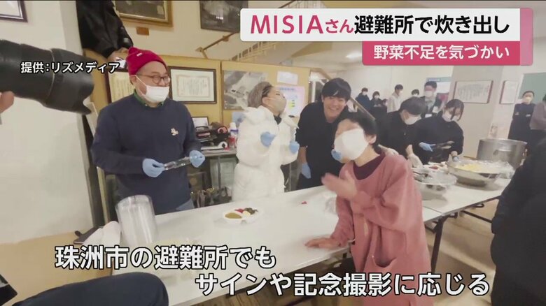 炊き出しをするMISIAさん