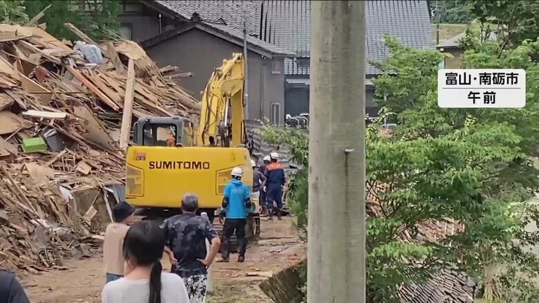 がれきを撤去しつつの捜索作業が行われている