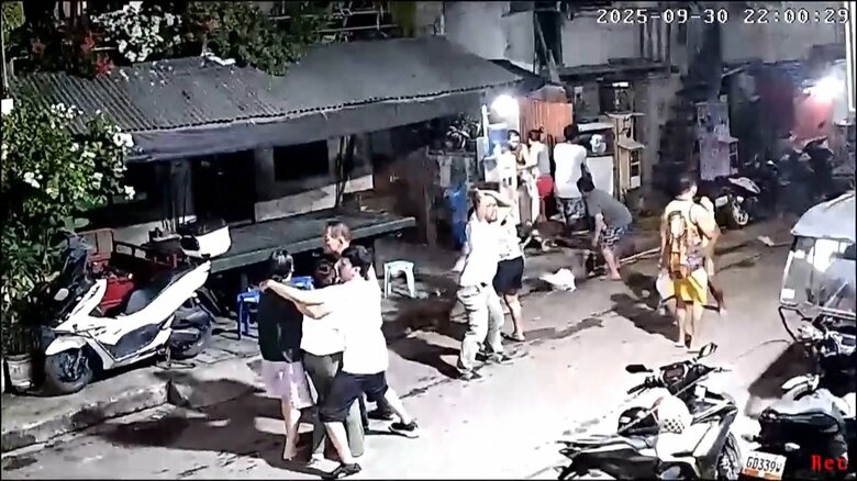 地震が発生し、屋外に飛び出る人々（セブ島・9月30日／PRES RACHO）