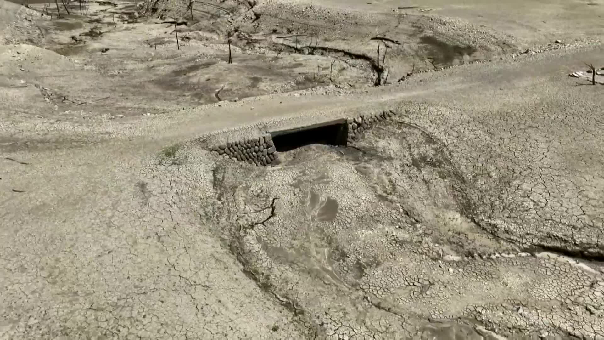 猛暑で渇水、ダムの水位低下し“幻の橋”や“旧庁舎の屋根”が出現　「こんな姿と想像つかない」　早明浦ダムでは取水制限開始