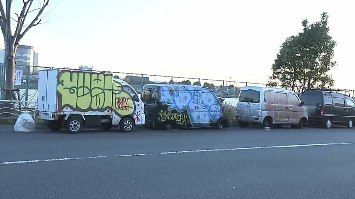 独自】まるで“車の墓場”公道に100台超の放置車両…多くは”営業ナンバー