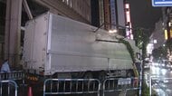 トラックが歩道に乗り上げ　“ポール”が荷台を突き刺す　歩行者などけが人なし　東京・新宿　歌舞伎町の区役所通り