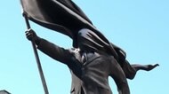 バンクシーの新作ロンドンに現る　旗で顔が隠れたスーツ姿の男性「彫像」　台座にバンクシーの署名　自身のSNSで公表