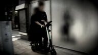 2人乗りで歩道走行、信号無視に逆走など次々　電動キックボード危険走行を取り締まり　大阪