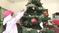 “日本初”のクリスマスパーティーが開かれた「グリフィス記念館」　園児がオーナメントや願い事カードでツリーを飾り付け　25日までの期間中は演奏会なども開催　福井市
