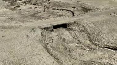 猛暑で渇水、ダムの水位低下し“幻の橋”や“旧庁舎の屋根”が出現　「こんな姿と想像つ…