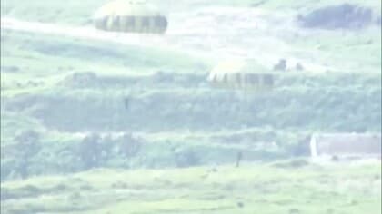 第1空挺団が降下訓練　自衛隊統合演習で日出生台演習場　地上部隊との連携確認　大分