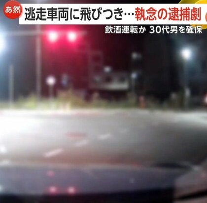 執念の逮捕劇…走行中の逃走車に警察官が“飛びつき”追跡の一部始終　免許取り消し相当のアルコール数値検出　韓国