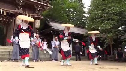 五穀豊穣を願う御田植祭　田んぼの魔物を追い払うため小中学生が駆け抜ける＜福島県会津美里町＞