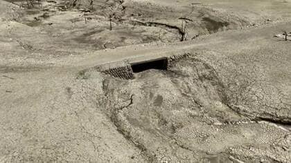 猛暑で渇水、ダムの水位低下し“幻の橋”や“旧庁舎の屋根”が出現　「こんな姿と想像つかない」　早明浦ダムでは取水制限開始