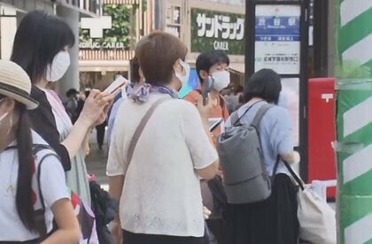 “大幅な運休”でバス停に長い列　第7波の影響で乗務員確保できず…この夏は7割が「帰省・旅行しない」　