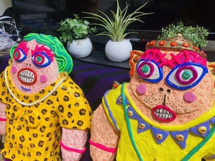 奇妙な人形「へんな人」を作るのは“普通の人”か 深夜0時の創作活動は