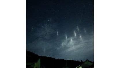 無数の星が落ちてきているみたい」夜空に浮かび上がる光の柱が美しい…正体を気象台に聞いた｜FNNプライムオンライン