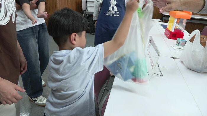 おもちゃを受け取る子ども