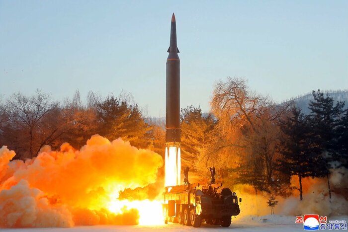 火星12型中距離弾道ミサイルのブースターを流用して2022年1月5日に発射された北朝鮮版「極超音速ミサイル」(朝鮮中央通信・2022年1月6日)