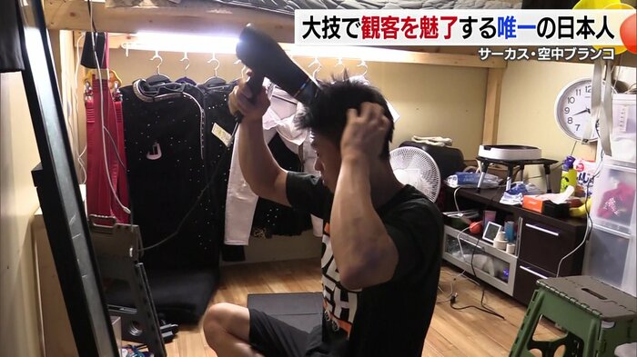 ３畳ほどの小さな部屋で生活