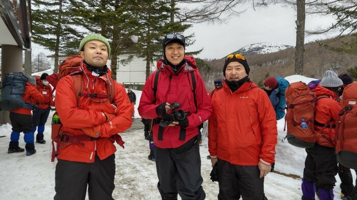 左から、坪谷健太郎ディレクター、芹澤将也カメラマン、大塚隆広デスク