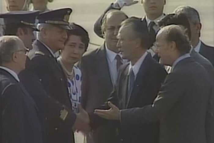 ナポリ空港に到着する村山首相