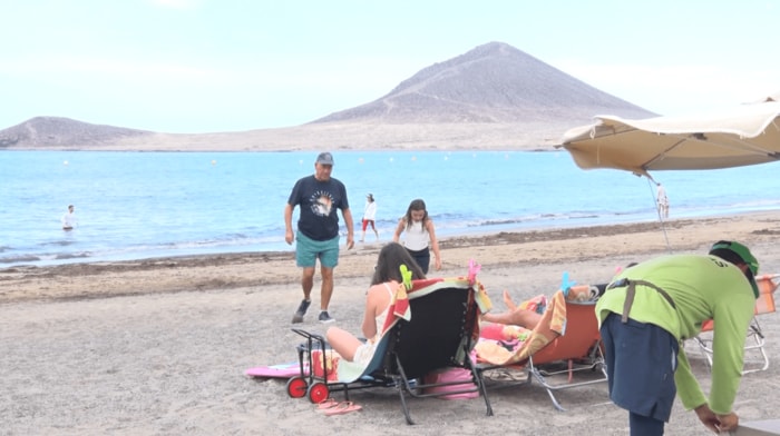 ５月半ばでもビーチには海水浴を楽しむ人も