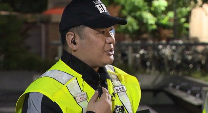 巡回する「筋肉採用」の警備員