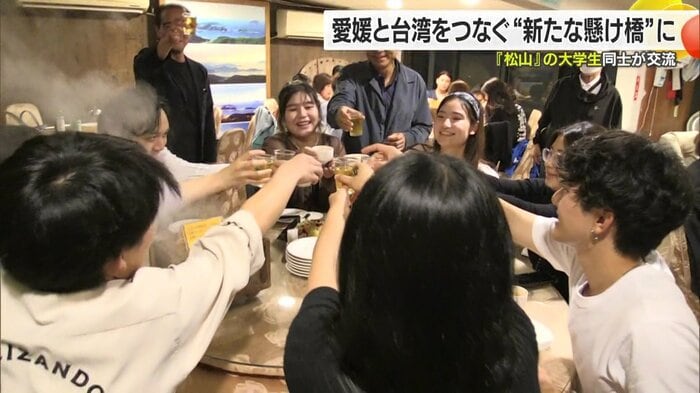 みんなで杯をかたむけ「乾杯」