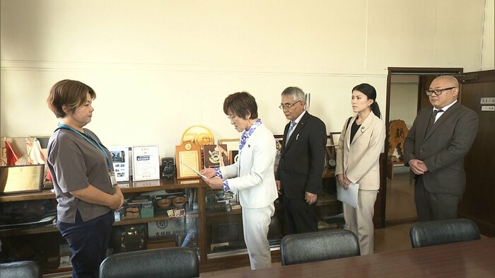 抗議文を提出する町議たち（5月7日）
