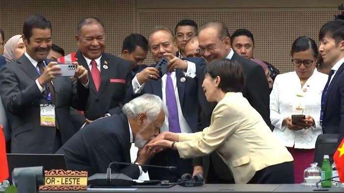 高市首相に敬意を表し手にキスをする東ティモール・グスマン首相　日本＋ASEAN首脳会議にて