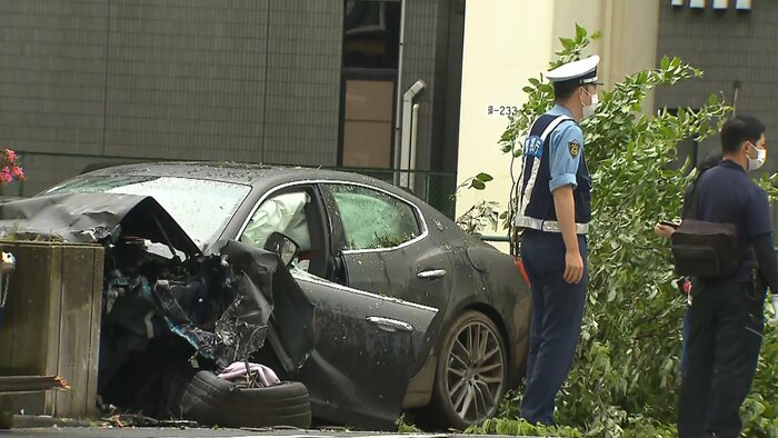 現場では、外国製の高級車が、歩道に突っ込み大破していた(午前8時ごろ 東京・港区)