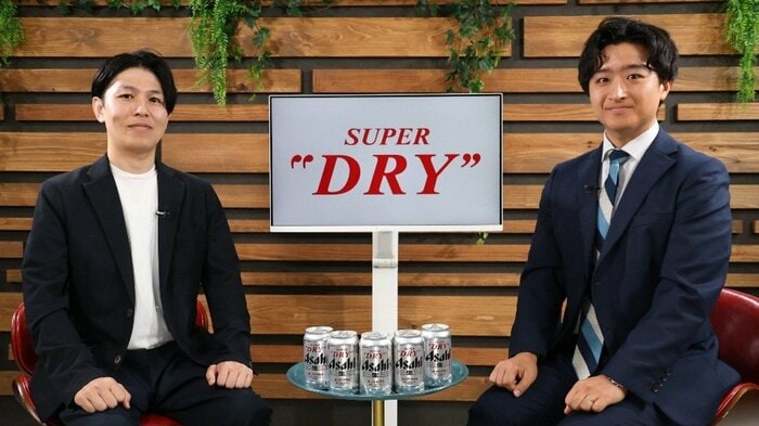 （左）アサヒビール株式会社 マーケティング本部 ビールマーケティング部 スーパードライ ブランドマネージャー 堀謙太さん （右）フジテレビ アナウンサー 藤井弘輝