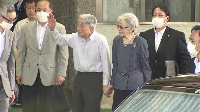 令和7（2025）年8月　JR軽井沢駅に到着された上皇ご夫妻