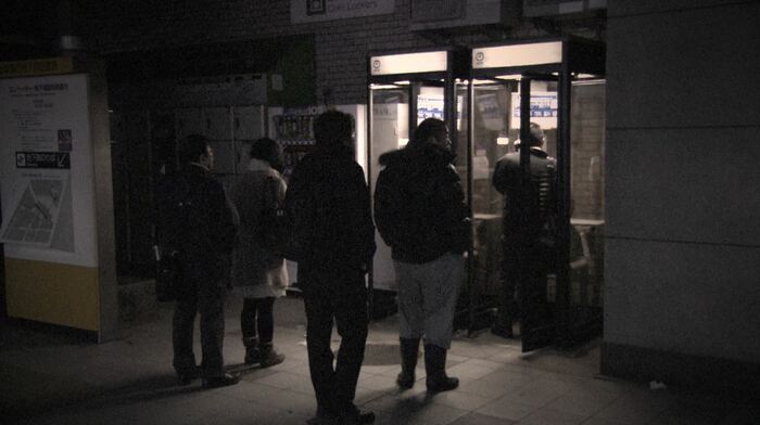 公衆電話に並ぶ人たち(東日本大震災の発生当初)