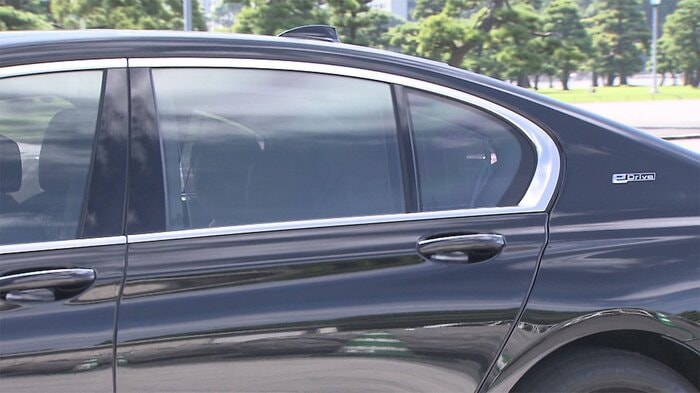 皇居散策を終えたブータンの王女と2人の王子(4日 皇居)