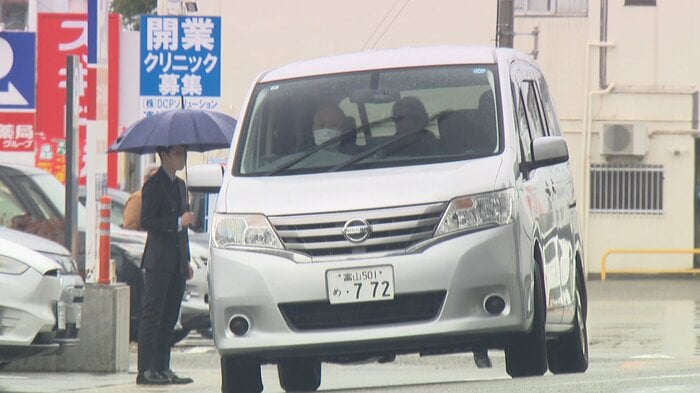 送検される下﨑容疑者（19日）