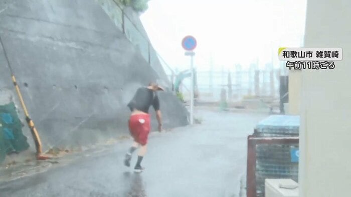 食料を買うために外出した住民