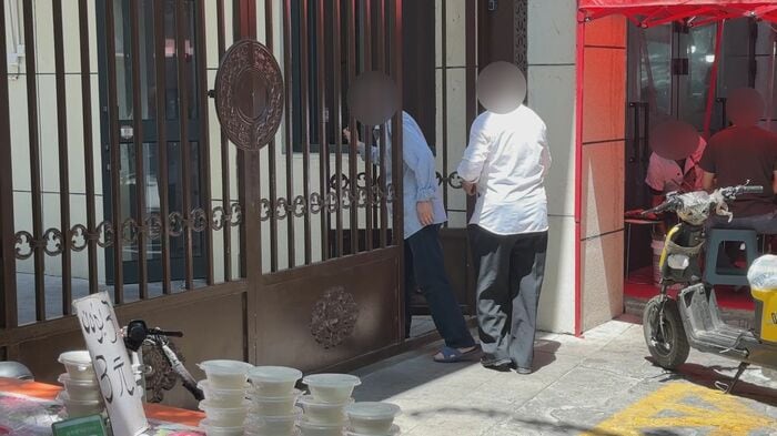 モスクに入っていく高齢の男性たち