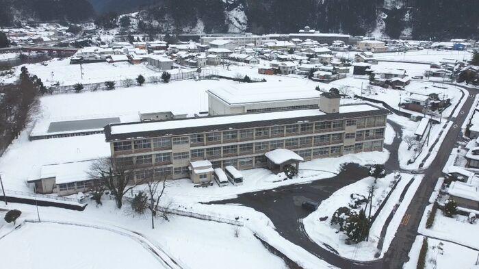 旧日野中学校・廃校が映像アートの聖地に