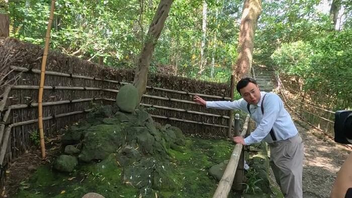 ついに竹採塚を見つけたにむらあつとリポーター