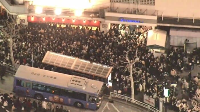東日本大震災の際、渋谷駅に詰めかけた帰宅困難者(2011年3月)