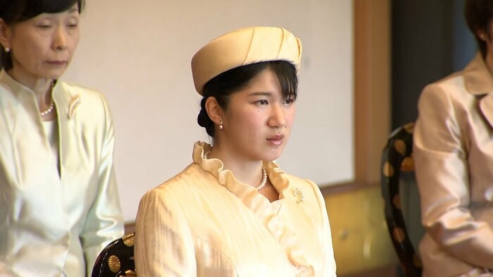 杏色のロングドレス姿で