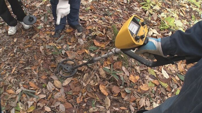 金属探知機を使い調査開始